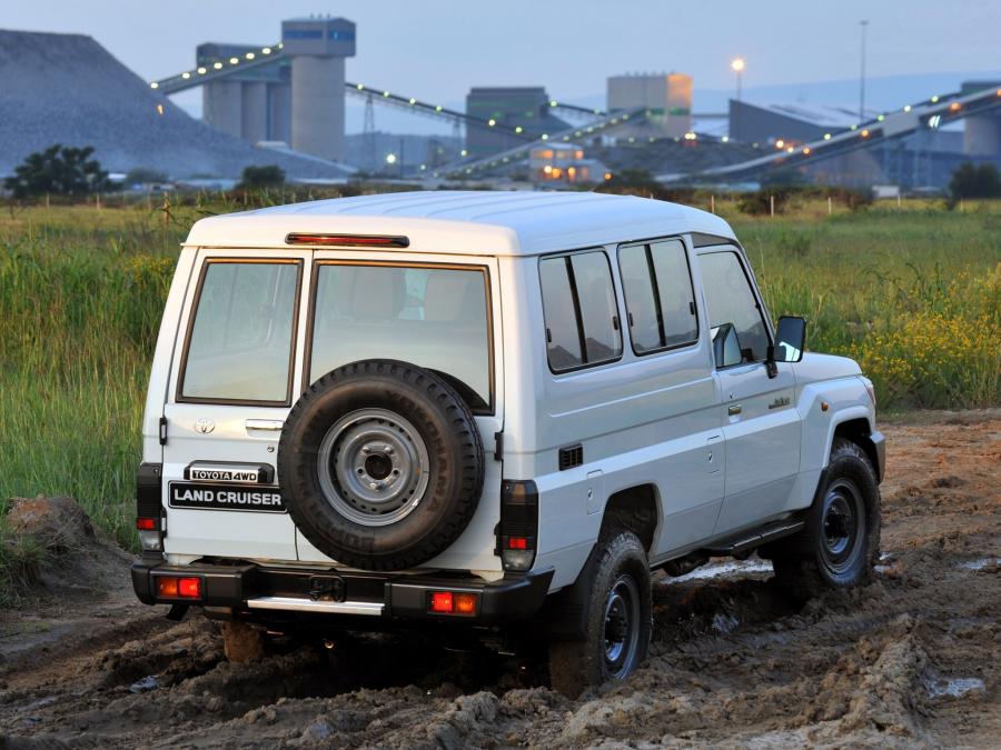  Toyota Land Cruiser 70 Wagon 2010 года  (ZA) (фото 8 из 21)
